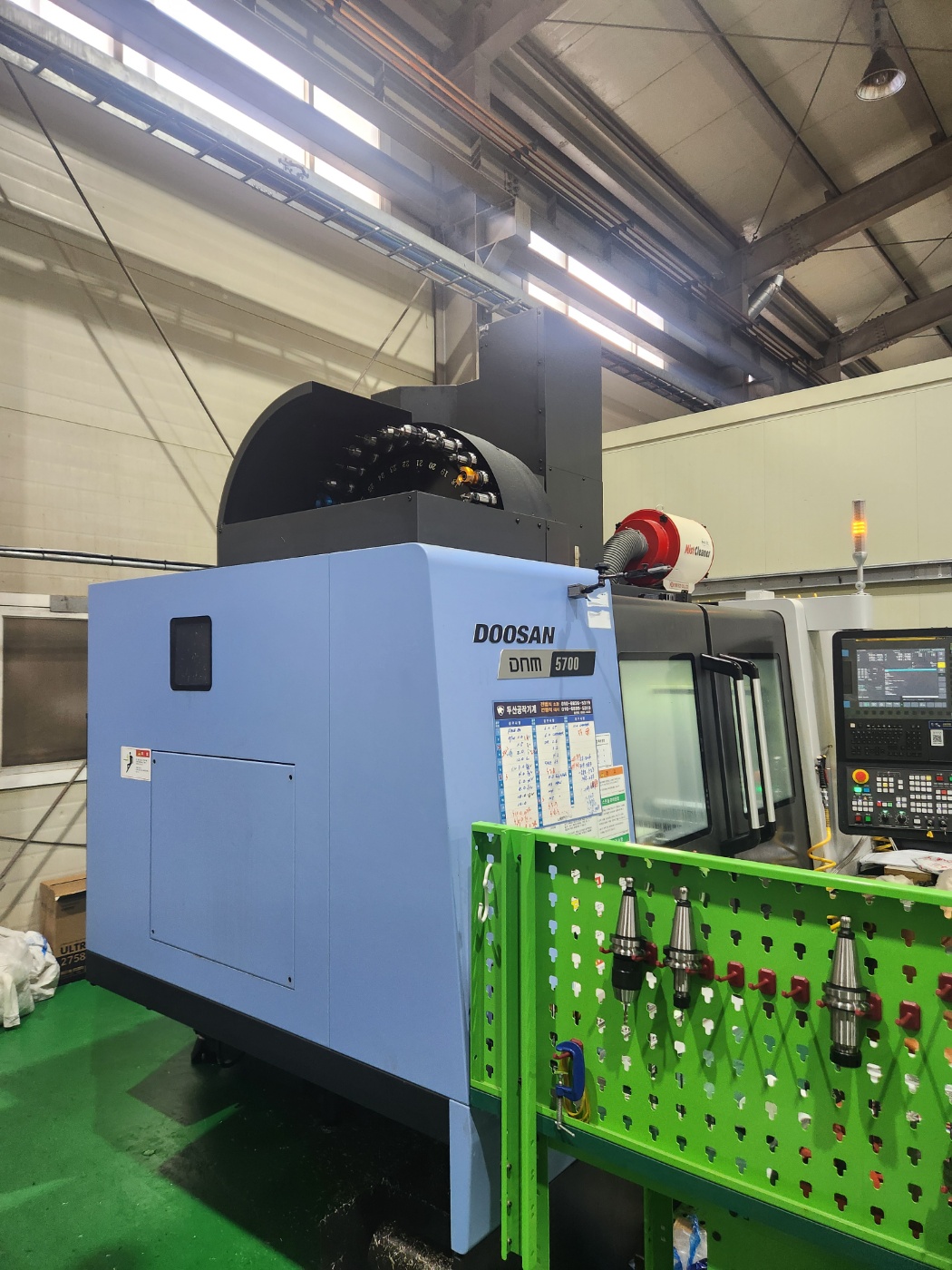 두산 머시닝센터 DNM5700 12000RPM (2022년 5월) 현장판매합니다.