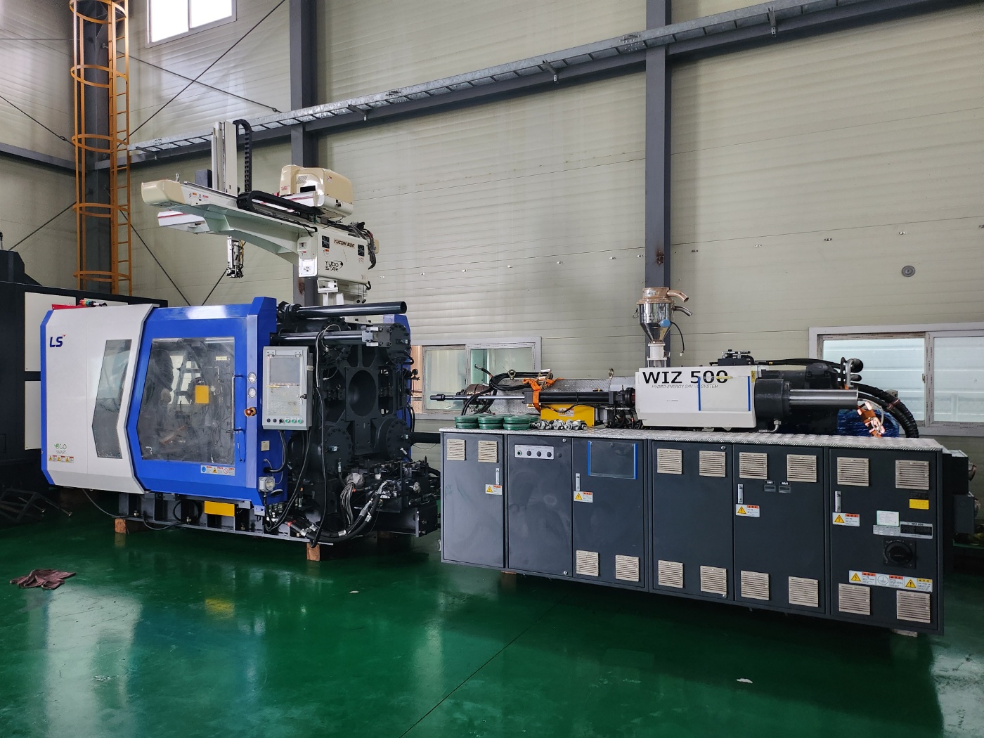 LS엠트론 하이브리드사출기 450톤 WIZ-500 (2017년 3월)