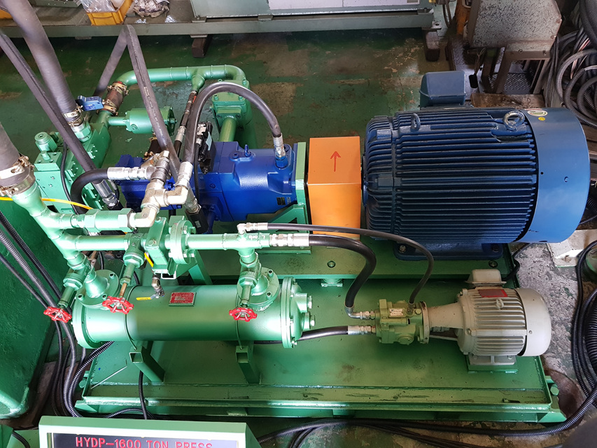 샤크미 (SACMI) 유압프레스 1600톤