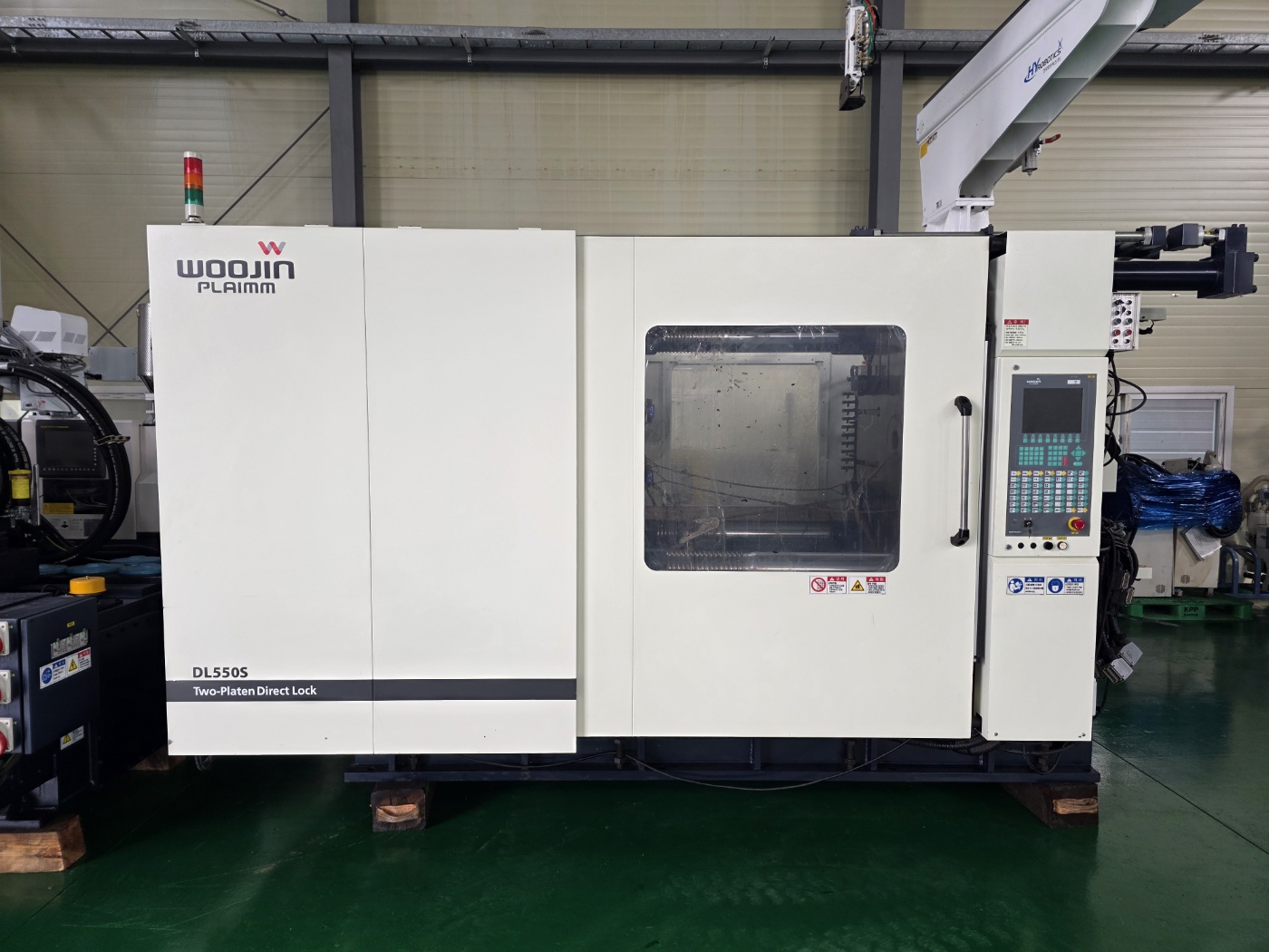 우진플라임 사출기 550톤 DL550S 하이브리드 타입 (2018년 8월)