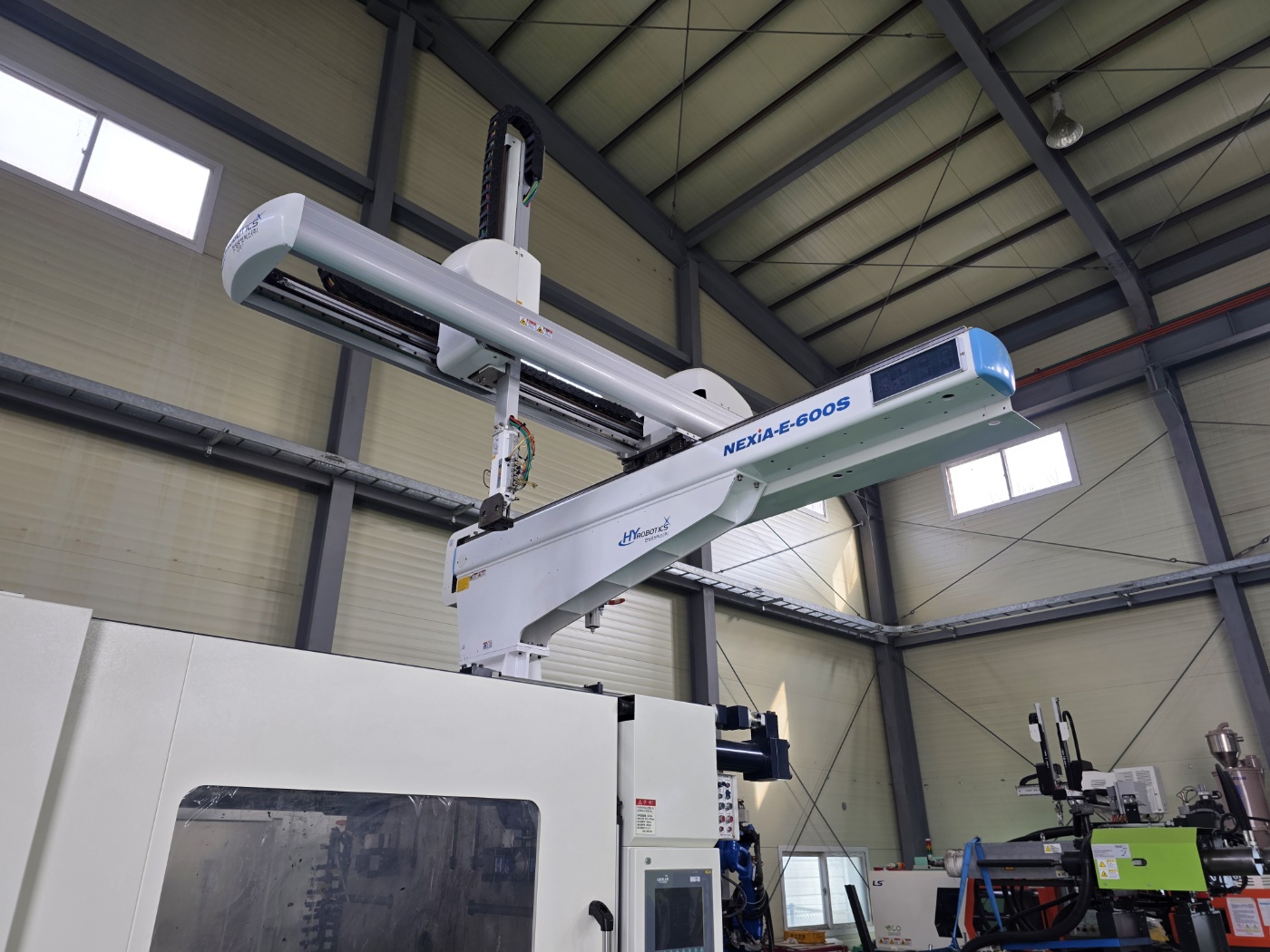 우진플라임 사출기 550톤 DL550S 하이브리드 타입 (2018년 8월)