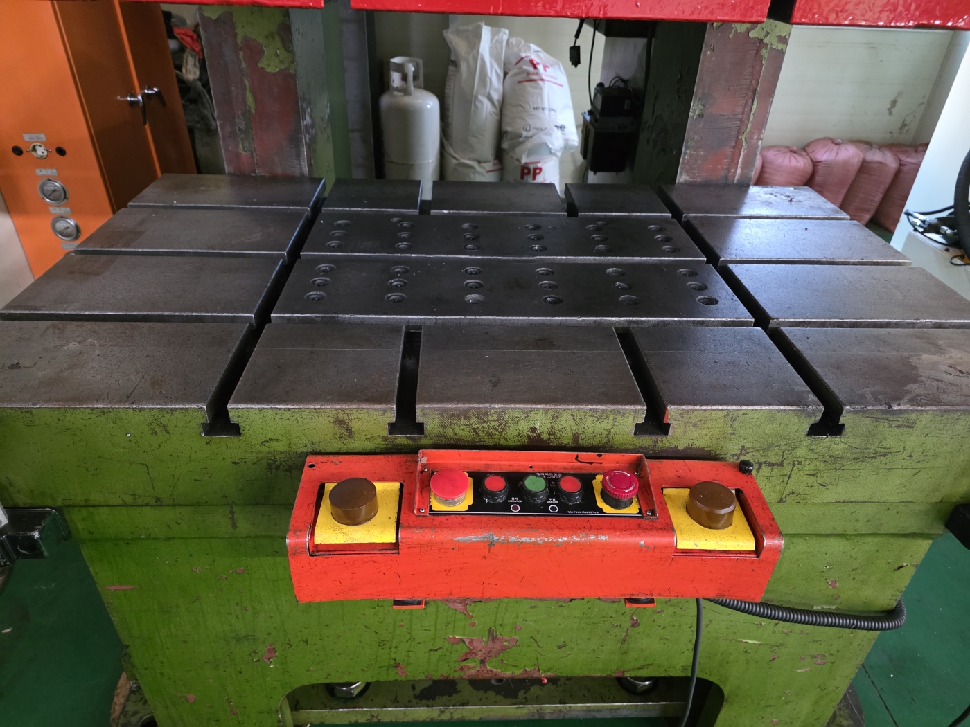 국일프레스 200톤-다이쿠션 有 (2010년 6월)