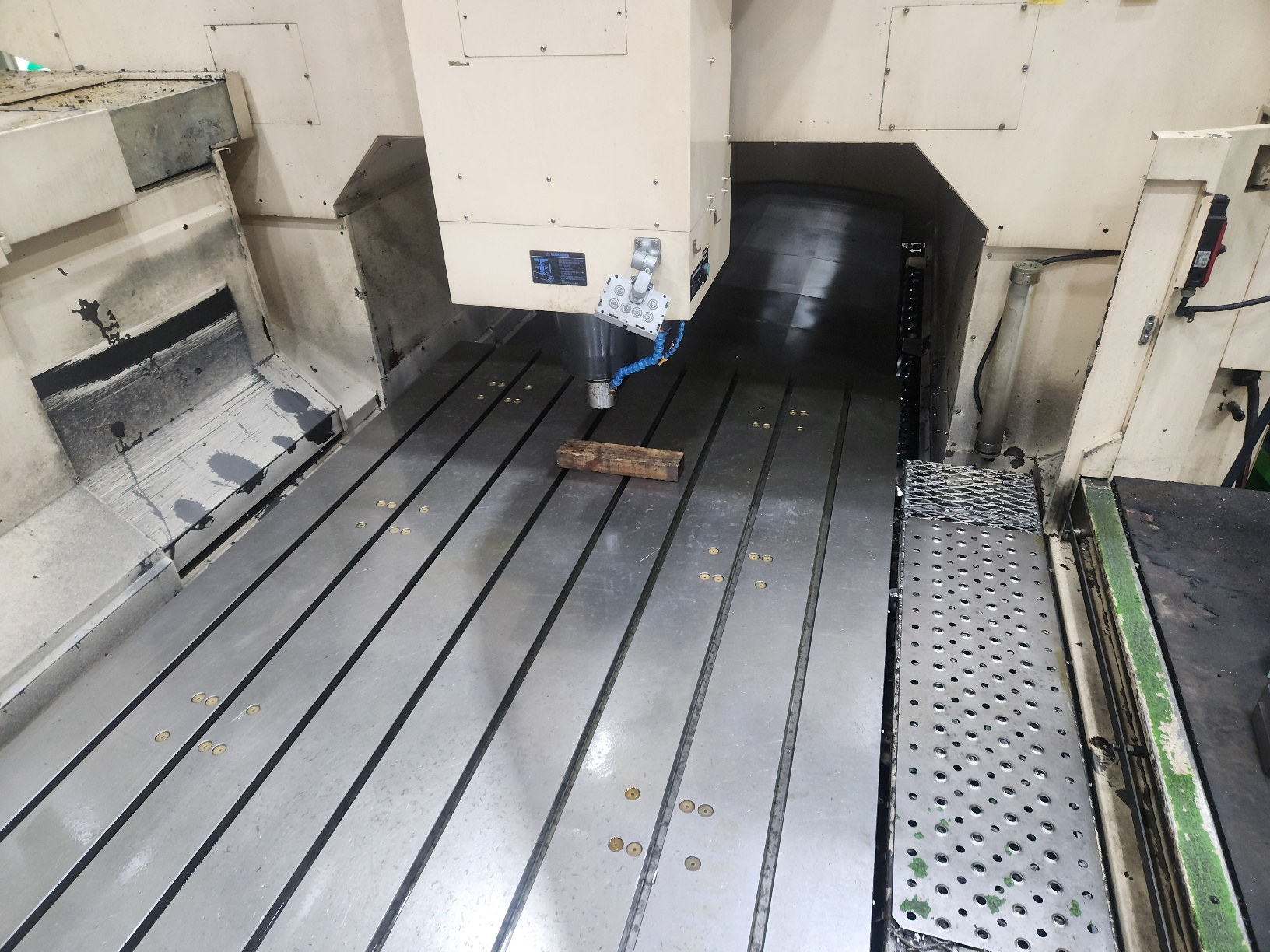 화천 문형머시닝센터  SIRIUS-1750 12000RPM (2013년 12월)