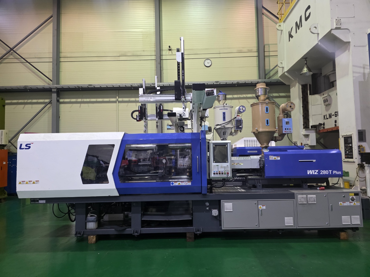 LS엠트론 하이브리드사출기 280톤 WIZ-280T plus (2023년 12월)
