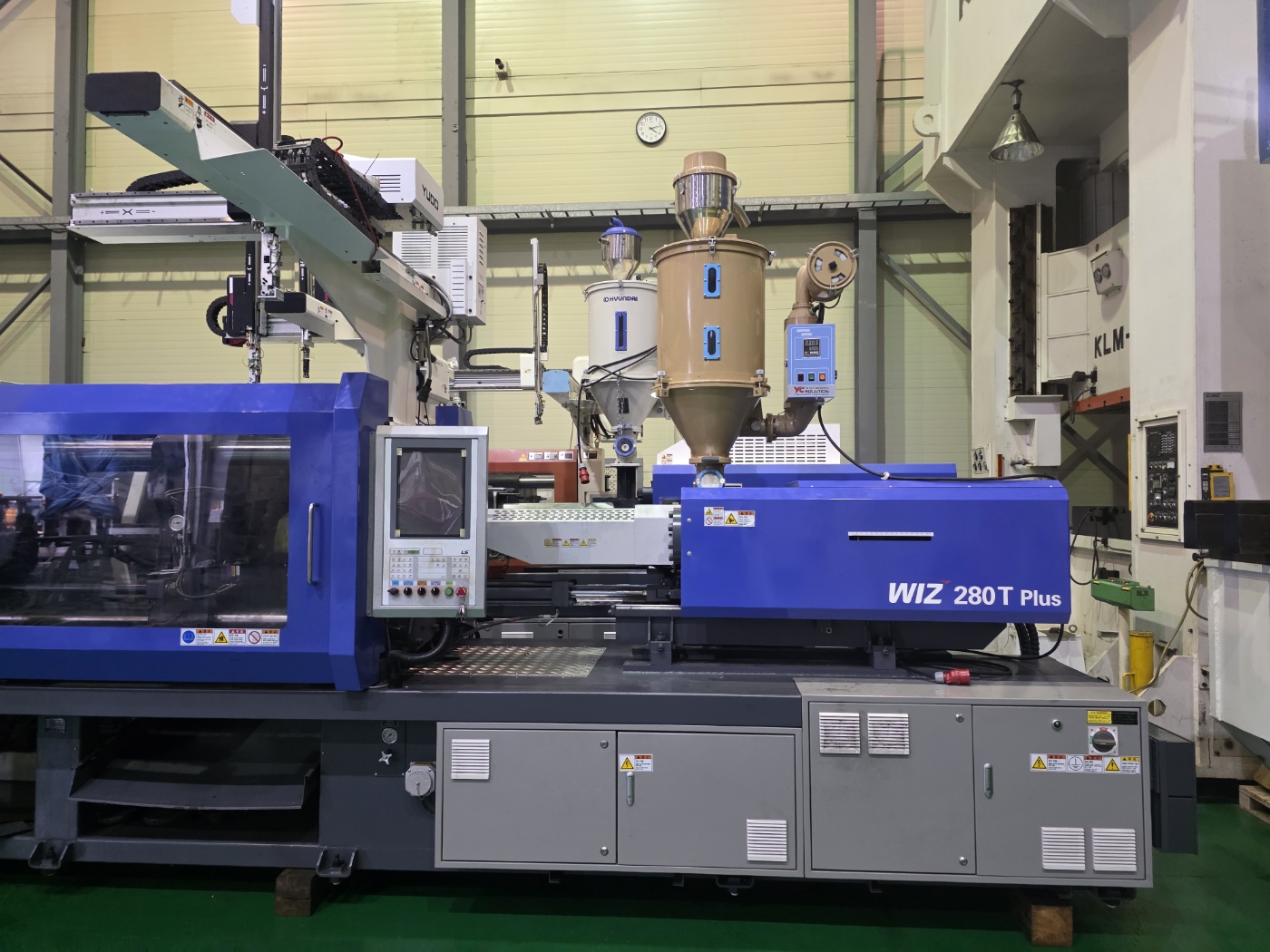 LS엠트론 하이브리드사출기 280톤 WIZ-280T plus (2023년 12월)